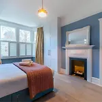 Spacious 4Br Retreat With Private Garden Zone 3