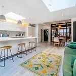 Spacious 4Br Retreat With Private Garden Zone 3
