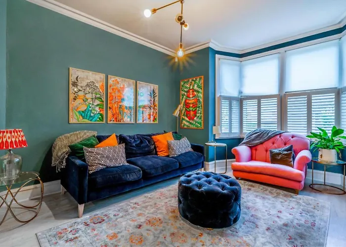 Spacious 4Br Retreat With Private Garden Zone 3