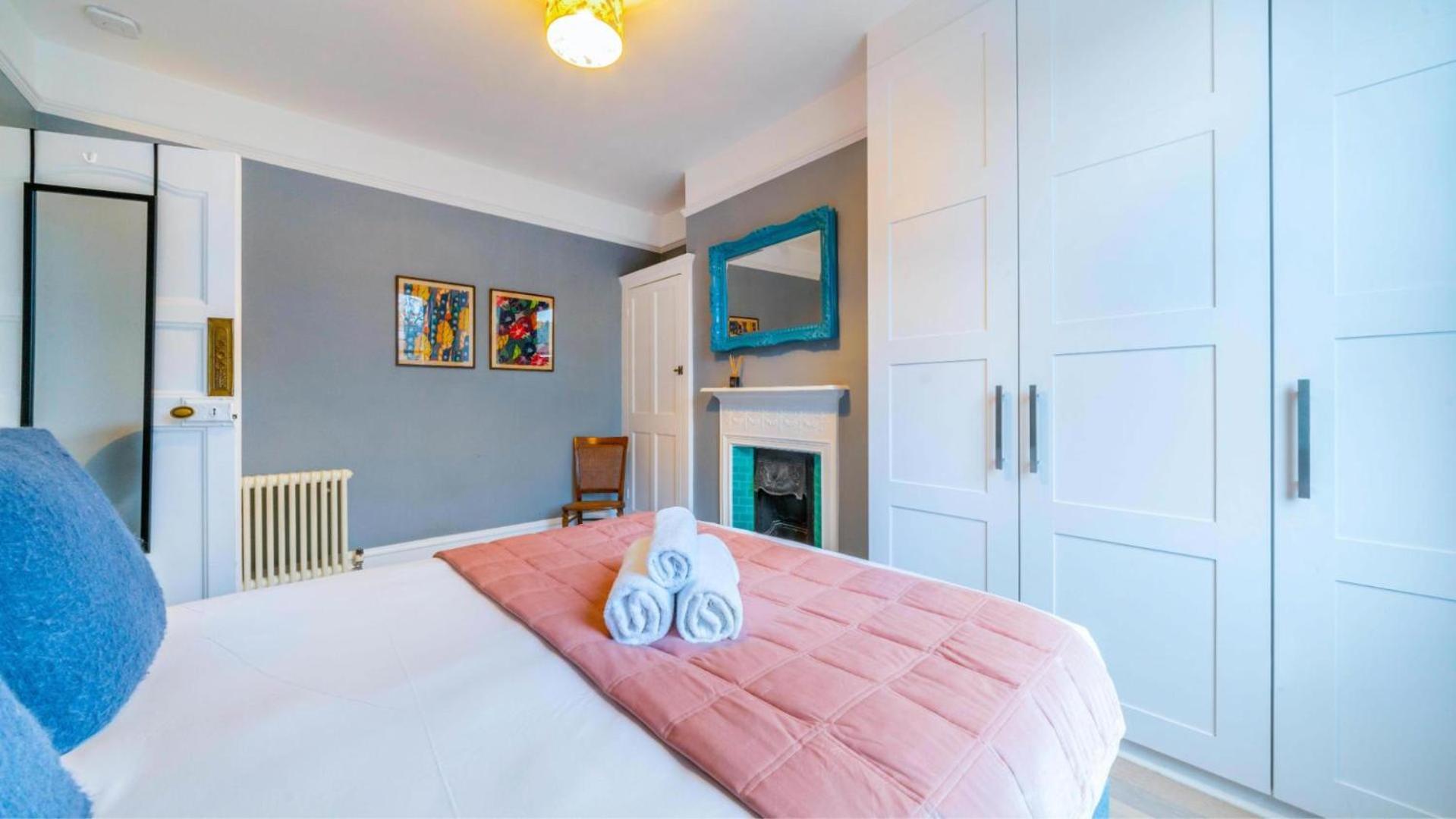 Сasa de vacaciones Spacious 4br Retreat With Private Garden Zone 3 Londres