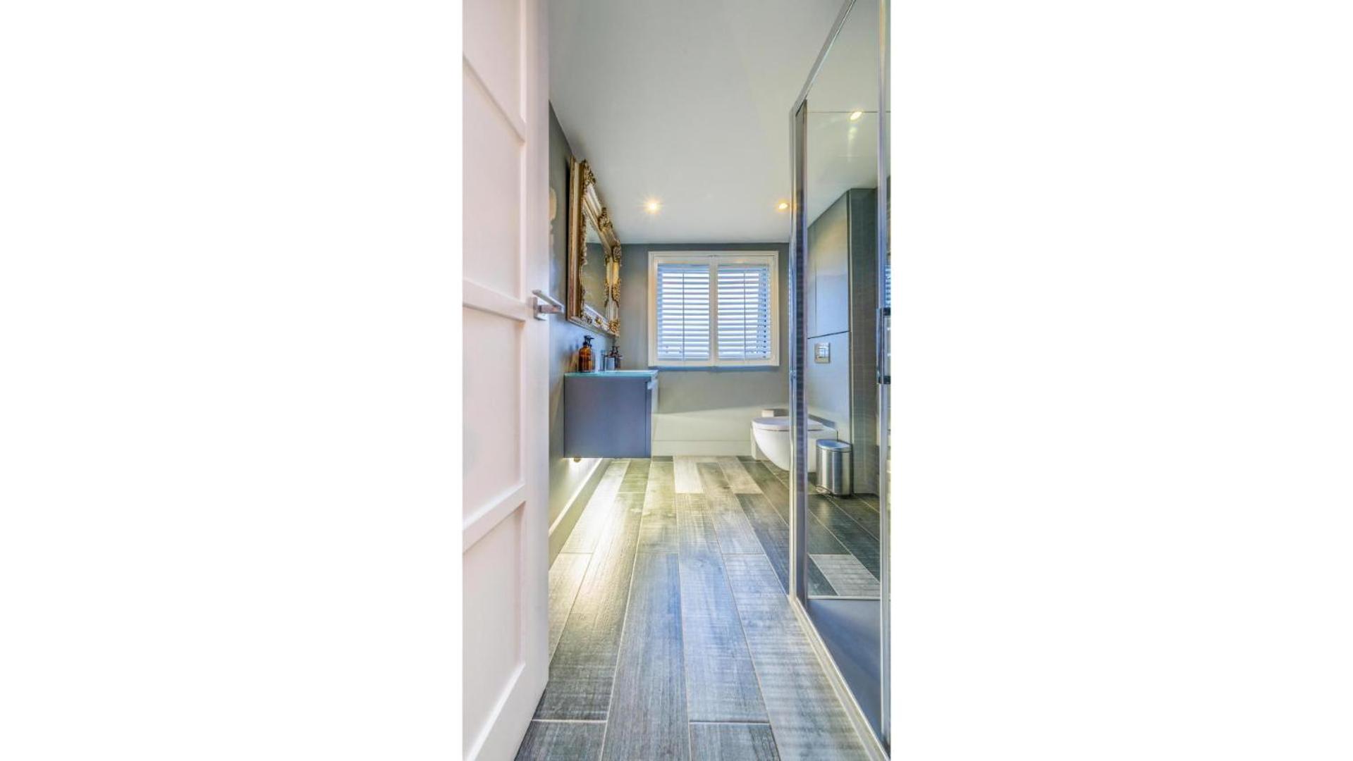 Spacious 4br Retreat With Private Garden Zone 3