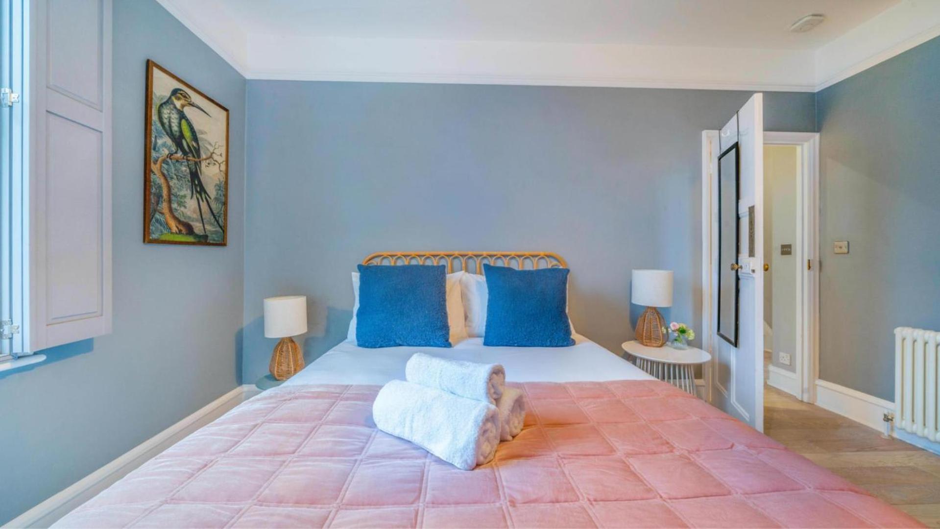 Сasa de vacaciones Spacious 4br Retreat With Private Garden Zone 3 *
