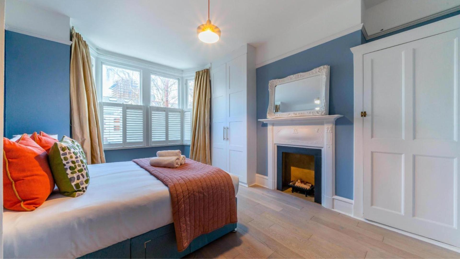 Spacious 4br Retreat With Private Garden Zone 3