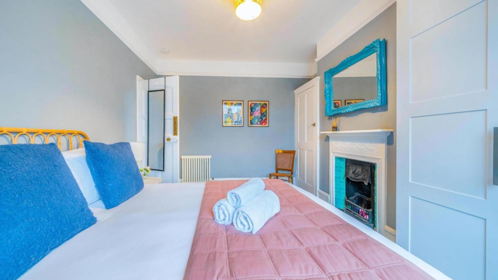Spacious 4br Retreat With Private Garden Zone 3