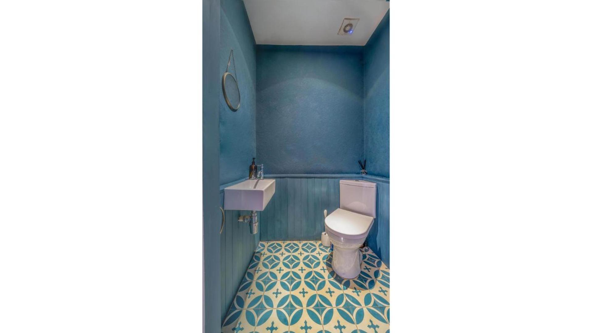Spacious 4br Retreat With Private Garden Zone 3 *