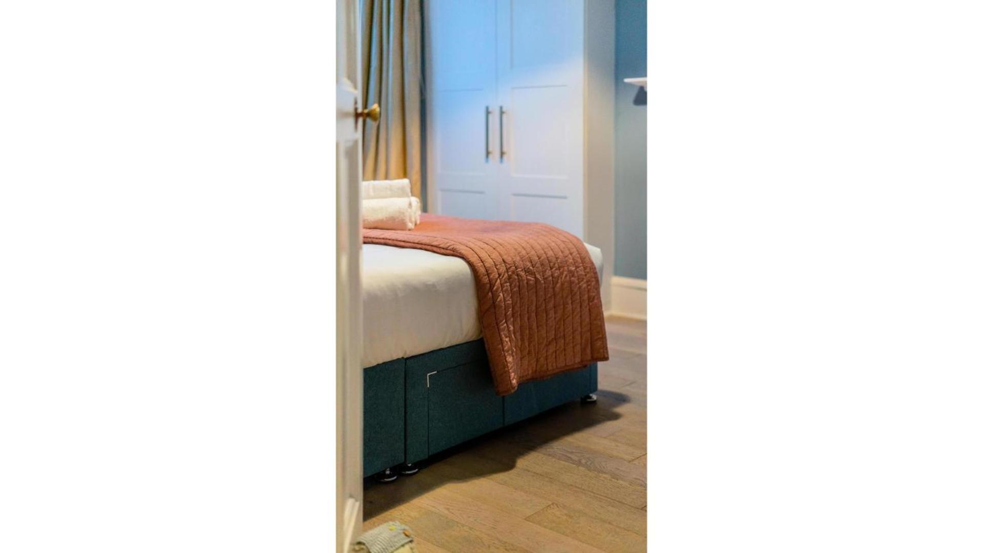 Сasa de vacaciones Spacious 4br Retreat With Private Garden Zone 3 Londres