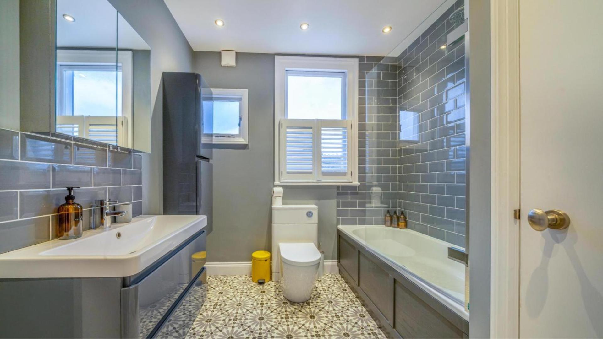 Spacious 4br Retreat With Private Garden Zone 3 *