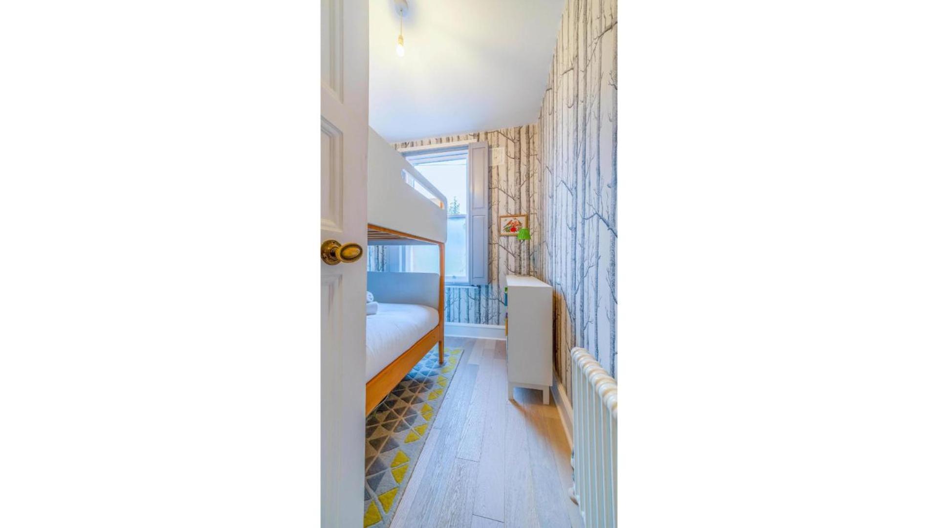 Spacious 4br Retreat With Private Garden Zone 3 Londres