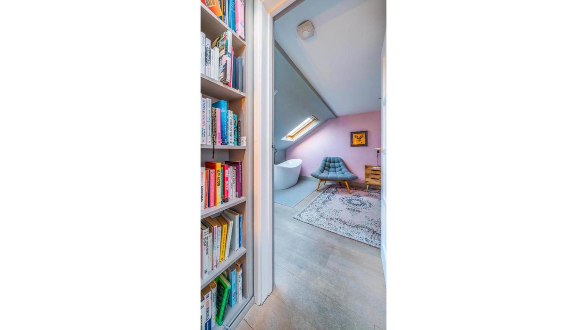 Spacious 4br Retreat With Private Garden Zone 3 *