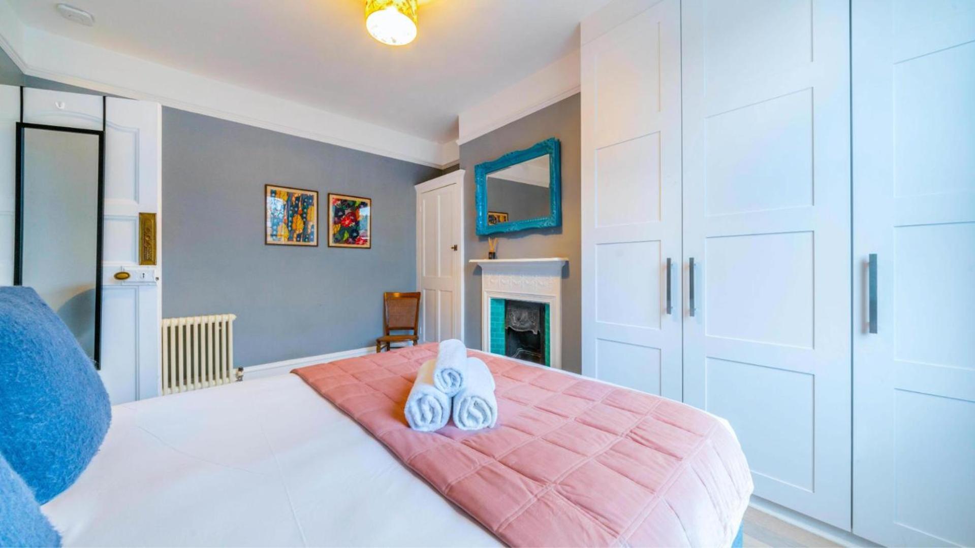 Spacious 4br Retreat With Private Garden Zone 3 Londres
