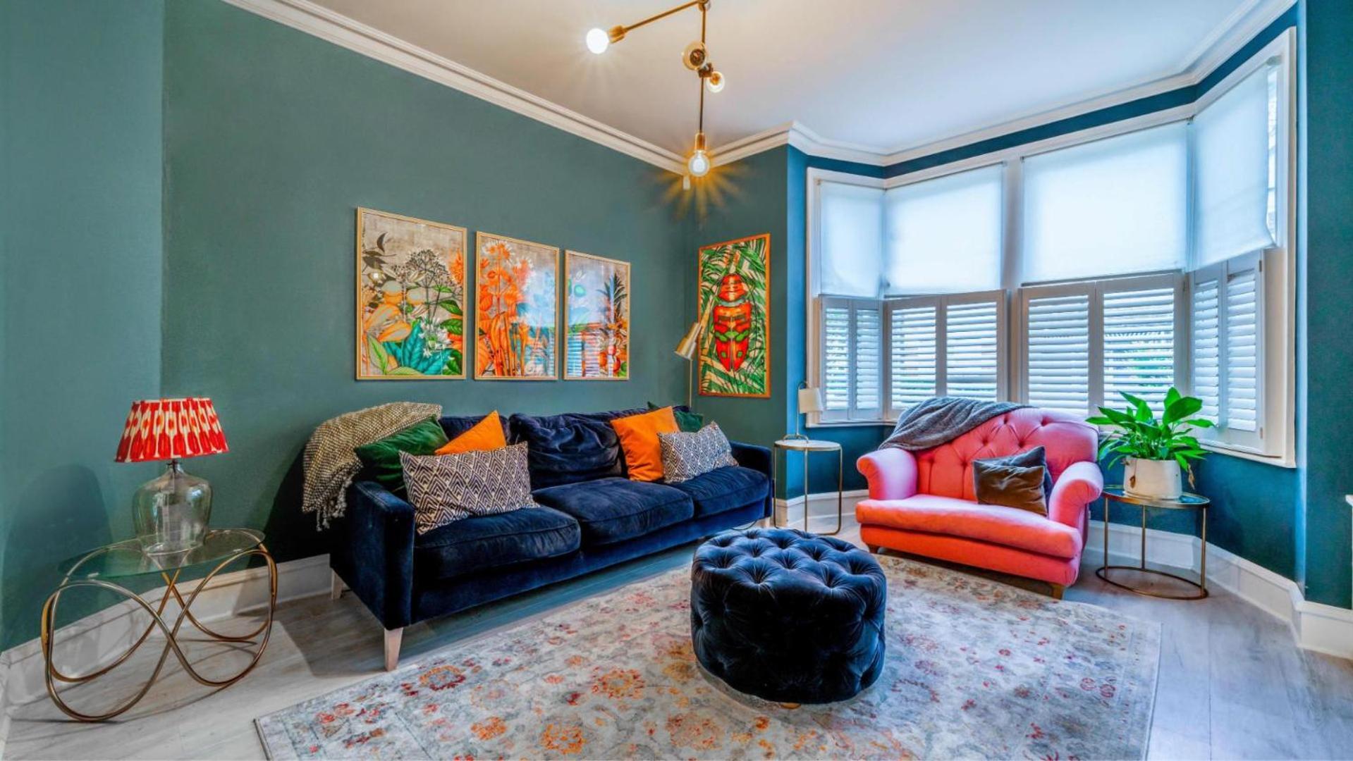 Spacious 4br Retreat With Private Garden Zone 3 *